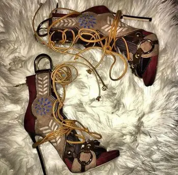 Украшенные металлическим кольцом босоножки на шпильке с ремешком на щиколотке, украшенные искусственным мехом, с заклепками, женские разноцветные вечерние повседневные туфли с открытым носком, женские